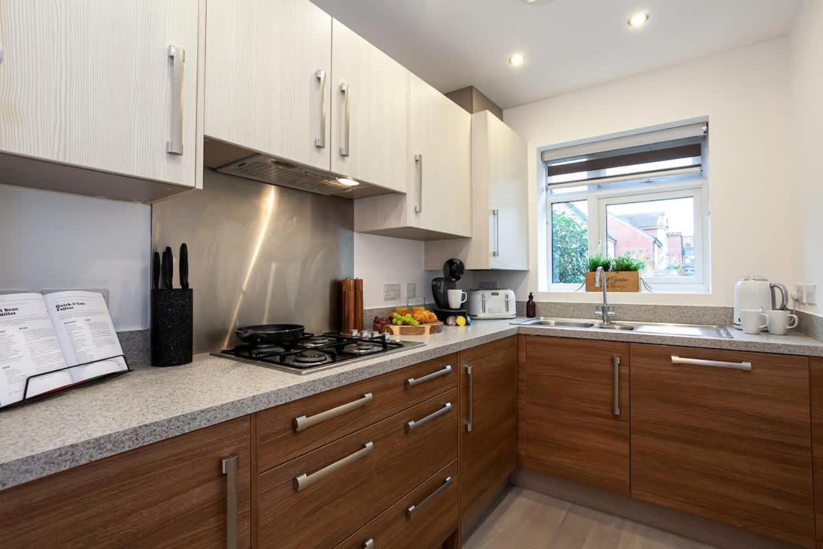Ambassador House By Truestays - Luxury 4 Bedroom House In Stoke-On-Trent Etruria Exterior photo